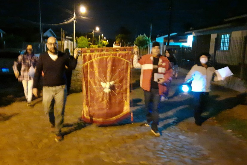 Comunidade Espírito Santo leva bandeira do Divino pelas ruas como preparação para Pentecostes